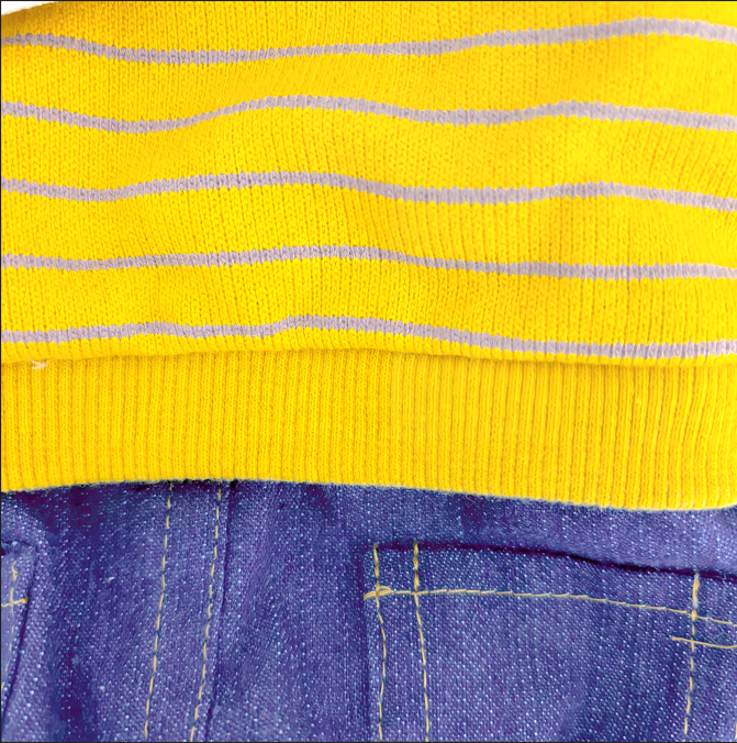 秋冬向けの犬用洋服、ふわふわで暖かいウエストポーチ付きドッグウェア。防寒・汚れ防止・抜け毛対策◎。前ボタン仕様で着脱簡単、小型犬にも快適なおしゃれなデザイン。