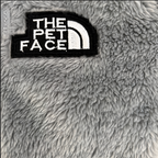 冬向けの犬用洋服、もこもこフリース素材の暖かいドッグウェア。小型犬にも最適な防寒ロンパース。背中チャックで着脱簡単、おしゃれで可愛いデザイン。