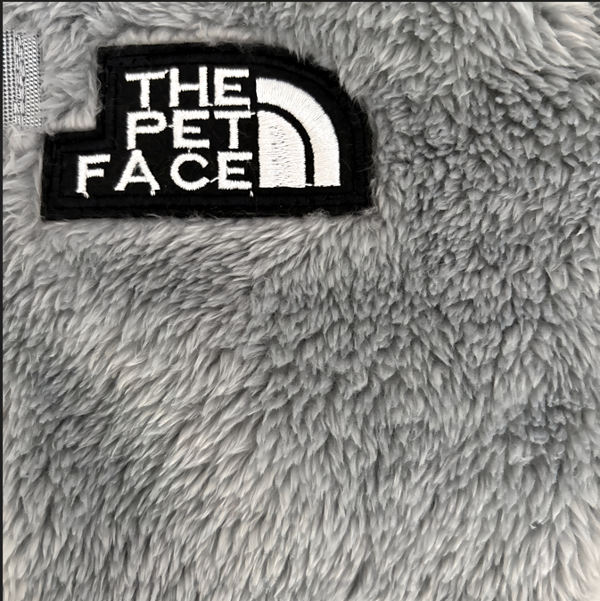 冬向けの犬用洋服、もこもこフリース素材の暖かいドッグウェア。小型犬にも最適な防寒ロンパース。背中チャックで着脱簡単、おしゃれで可愛いデザイン。