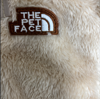 冬向けの犬用洋服、もこもこフリース素材の暖かいドッグウェア。小型犬にも最適な防寒ロンパース。背中チャックで着脱簡単、おしゃれで可愛いデザイン。