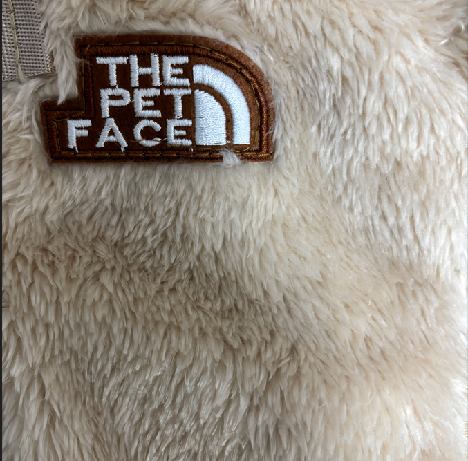 冬向けの犬用洋服、もこもこフリース素材の暖かいドッグウェア。小型犬にも最適な防寒ロンパース。背中チャックで着脱簡単、おしゃれで可愛いデザイン。