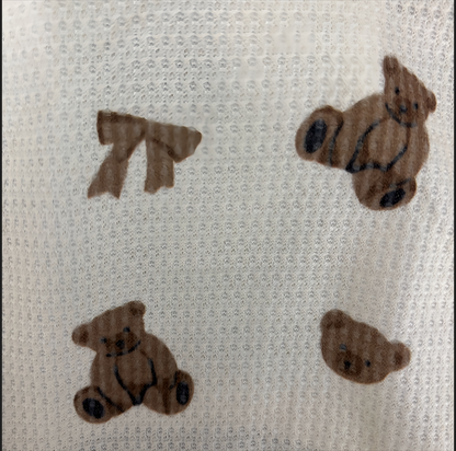 春・秋向けの犬用洋服、くまさん柄の可愛いドッグウェア。肌に優しい綿素材で、汚れ防止・防蚊対策・抜け毛対策にも最適なロンパース型パジャマ。