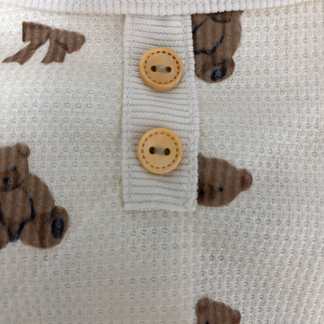 春・秋向けの犬用洋服、くまさん柄の可愛いドッグウェア。肌に優しい綿素材で、汚れ防止・防蚊対策・抜け毛対策にも最適なロンパース型パジャマ。