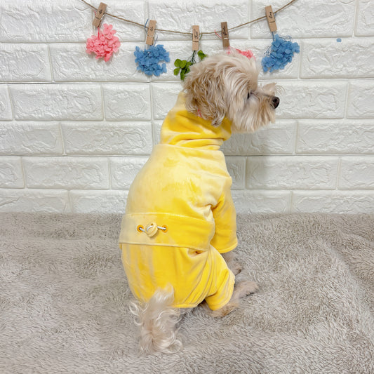 秋冬向けの犬用洋服、暖かいコーデュロイ素材のおしゃれなドッグウェア。防寒・汚れ防止・抜け毛対策に最適。前ボタン仕様で着脱簡単、小型犬にもおすすめ。