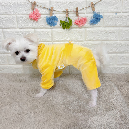 秋冬向けの犬用洋服、暖かいコーデュロイ素材のおしゃれなドッグウェア。防寒・汚れ防止・抜け毛対策に最適。前ボタン仕様で着脱簡単、小型犬にもおすすめ。