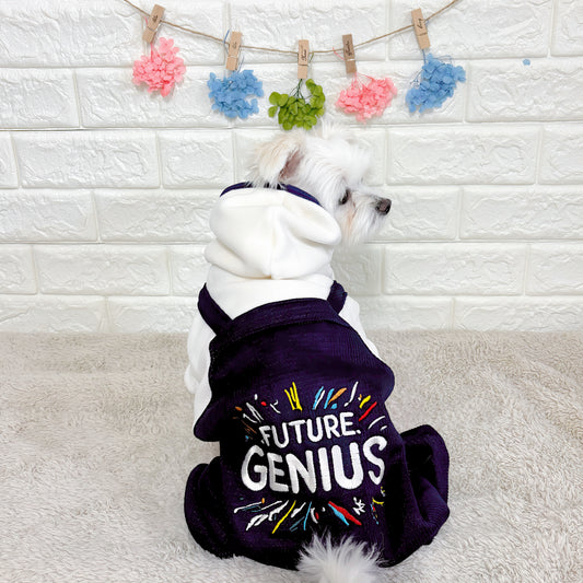 「秋冬向けの犬用洋服、おしゃれなオーバーオール風ドッグウェア。暖か素材で防寒対策◎。汚れ防止＆抜け毛対策にも最適。前ボタン仕様で着脱簡単な小型犬向けデザイン。