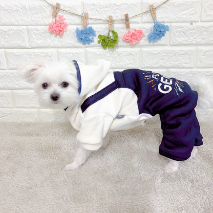 「秋冬向けの犬用洋服、おしゃれなオーバーオール風ドッグウェア。暖か素材で防寒対策◎。汚れ防止＆抜け毛対策にも最適。前ボタン仕様で着脱簡単な小型犬向けデザイン。