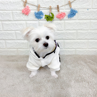 「秋冬向けの犬用洋服、おしゃれなオーバーオール風ドッグウェア。暖か素材で防寒対策◎。汚れ防止＆抜け毛対策にも最適。前ボタン仕様で着脱簡単な小型犬向けデザイン。