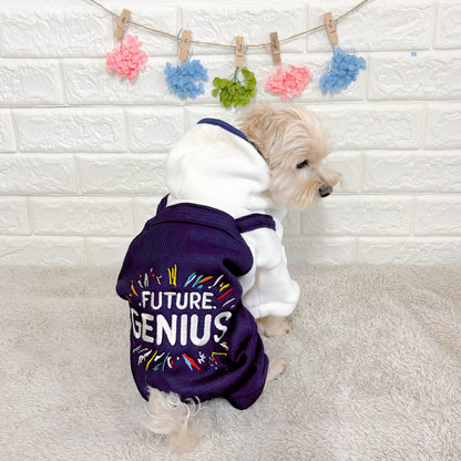 「秋冬向けの犬用洋服、おしゃれなオーバーオール風ドッグウェア。暖か素材で防寒対策◎。汚れ防止＆抜け毛対策にも最適。前ボタン仕様で着脱簡単な小型犬向けデザイン。