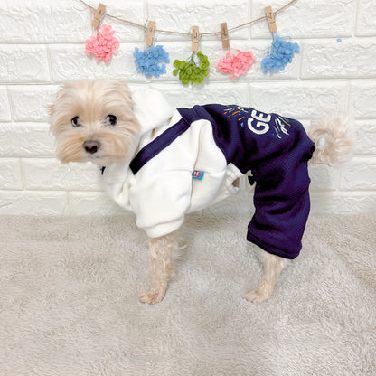 「秋冬向けの犬用洋服、おしゃれなオーバーオール風ドッグウェア。暖か素材で防寒対策◎。汚れ防止＆抜け毛対策にも最適。前ボタン仕様で着脱簡単な小型犬向けデザイン。