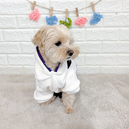 「秋冬向けの犬用洋服、おしゃれなオーバーオール風ドッグウェア。暖か素材で防寒対策◎。汚れ防止＆抜け毛対策にも最適。前ボタン仕様で着脱簡単な小型犬向けデザイン。