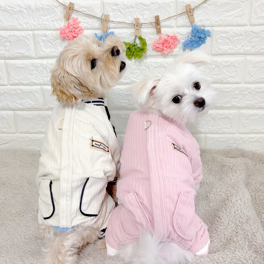 秋冬向けの犬用洋服、ふわふわで暖かいストライプデザインのドッグウェア。防寒・汚れ防止・抜け毛対策に最適。前ボタン仕様で着脱簡単、小型犬にもおすすめ。