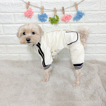 秋冬向けの犬用洋服、ふわふわで暖かいストライプデザインのドッグウェア。防寒・汚れ防止・抜け毛対策に最適。前ボタン仕様で着脱簡単、小型犬にもおすすめ。