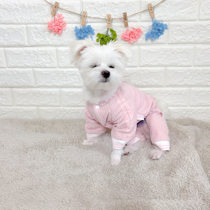 秋冬向けの犬用洋服、ふわふわで暖かいストライプデザインのドッグウェア。防寒・汚れ防止・抜け毛対策に最適。前ボタン仕様で着脱簡単、小型犬にもおすすめ。