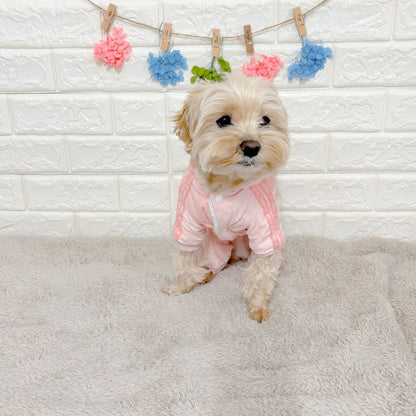 秋冬向けの犬用洋服、暖かいコーデュロイ素材のおしゃれなドッグウェア。防寒・汚れ防止・抜け毛対策に最適。前ボタン仕様で着脱簡単、小型犬にもおすすめ。