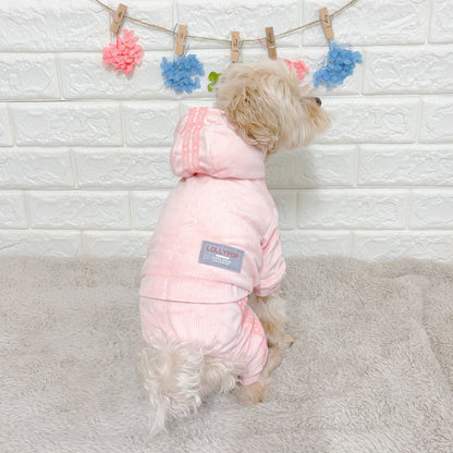 秋冬向けの犬用洋服、暖かいコーデュロイ素材のおしゃれなドッグウェア。防寒・汚れ防止・抜け毛対策に最適。前ボタン仕様で着脱簡単、小型犬にもおすすめ。