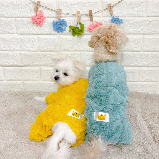 秋冬向けの犬用洋服、ふわふわで温かいケーブルニット風ドッグウェア。防寒・汚れ防止・抜け毛対策◎。伸縮性があり着脱簡単。おしゃれで可愛いデザイン＆選べる3色展開、小型犬にも最適。