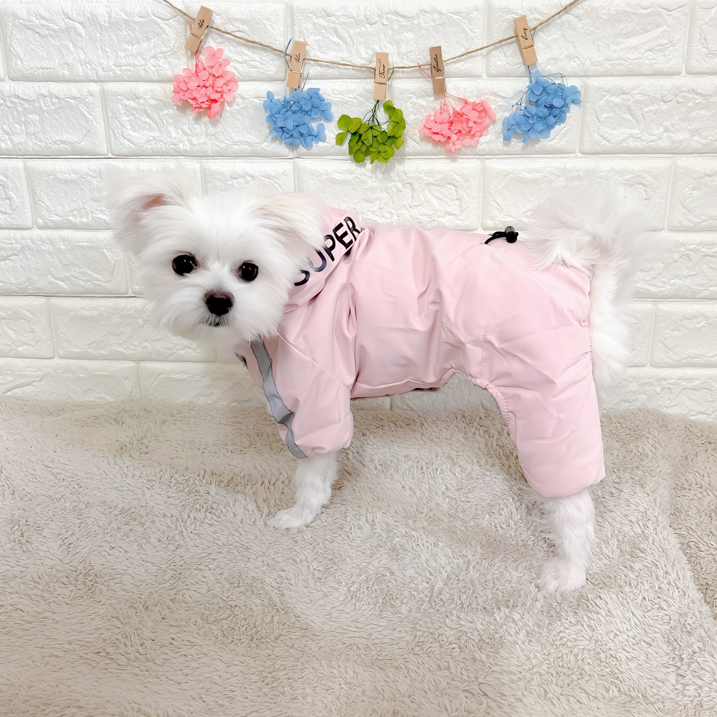 冬向けの犬用洋服、暖かいダウンジャケット風ドッグウェア。もこもこ裏地で防寒対策◎。汚れ防止＆抜け毛対策に最適。反射テープ付きで夜間のお散歩も安心な小型犬向けデザイン。