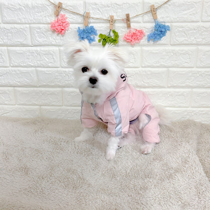 冬向けの犬用洋服、暖かいダウンジャケット風ドッグウェア。もこもこ裏地で防寒対策◎。汚れ防止＆抜け毛対策に最適。反射テープ付きで夜間のお散歩も安心な小型犬向けデザイン。