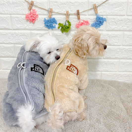 冬向けの犬用洋服、もこもこフリース素材の暖かいドッグウェア。小型犬にも最適な防寒ロンパース。背中チャックで着脱簡単、おしゃれで可愛いデザイン。