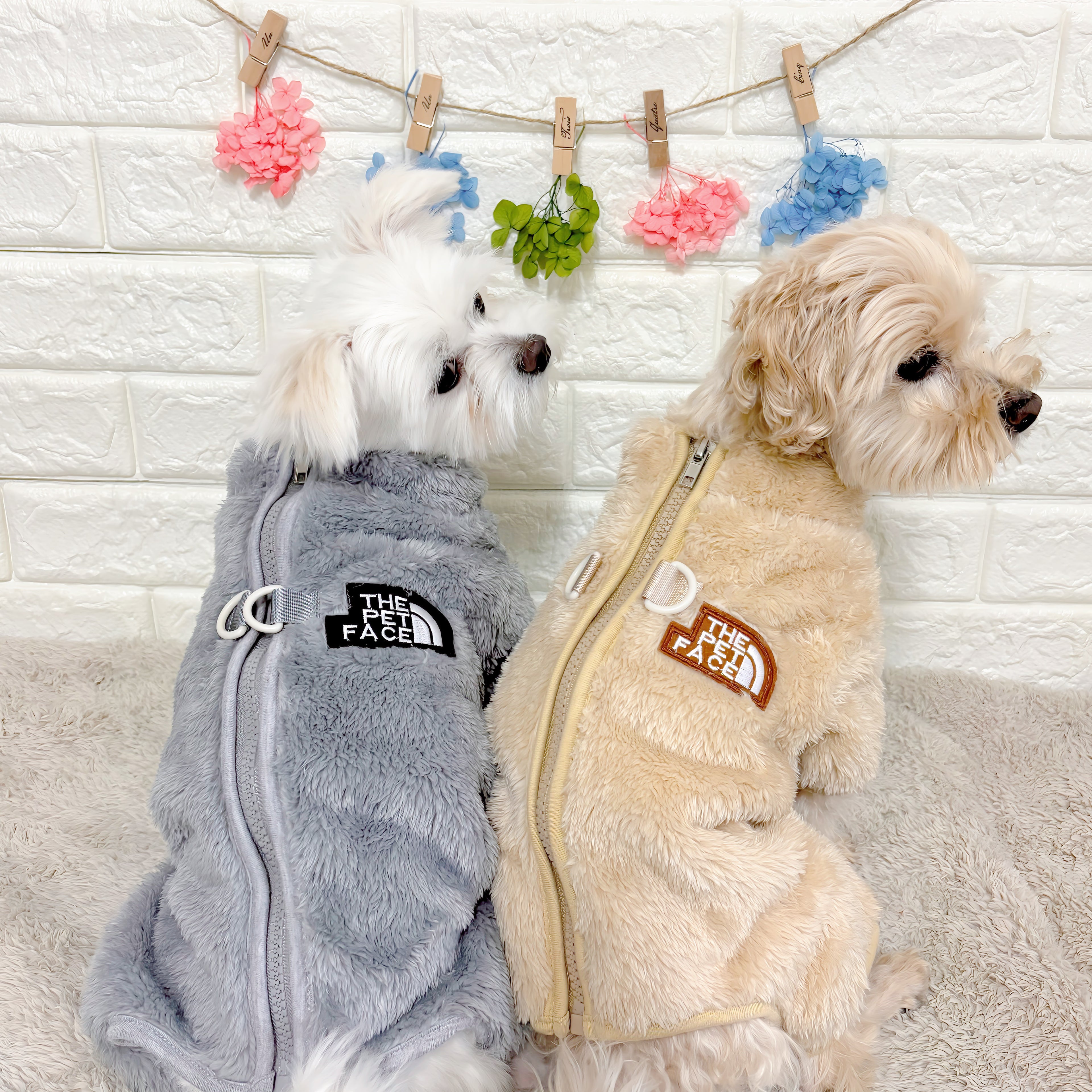 冬向けの犬用洋服、もこもこフリース素材の暖かいドッグウェア。小型犬にも最適な防寒ロンパース。背中チャックで着脱簡単、おしゃれで可愛いデザイン。