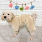 冬向けの犬用洋服、もこもこフリース素材の暖かいドッグウェア。小型犬にも最適な防寒ロンパース。背中チャックで着脱簡単、おしゃれで可愛いデザイン。