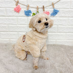 冬向けの犬用洋服、もこもこフリース素材の暖かいドッグウェア。小型犬にも最適な防寒ロンパース。背中チャックで着脱簡単、おしゃれで可愛いデザイン。