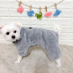 冬向けの犬用洋服、もこもこフリース素材の暖かいドッグウェア。小型犬にも最適な防寒ロンパース。背中チャックで着脱簡単、おしゃれで可愛いデザイン。