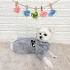 冬向けの犬用洋服、もこもこフリース素材の暖かいドッグウェア。小型犬にも最適な防寒ロンパース。背中チャックで着脱簡単、おしゃれで可愛いデザイン。