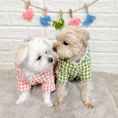 秋冬向けの犬用洋服、内側ふわふわ素材で暖かいギンガムチェック柄ドッグウェア。防寒・汚れ防止・抜け毛対策◎。ポンポン付きデザインが可愛く、小型犬にも最適な一着。