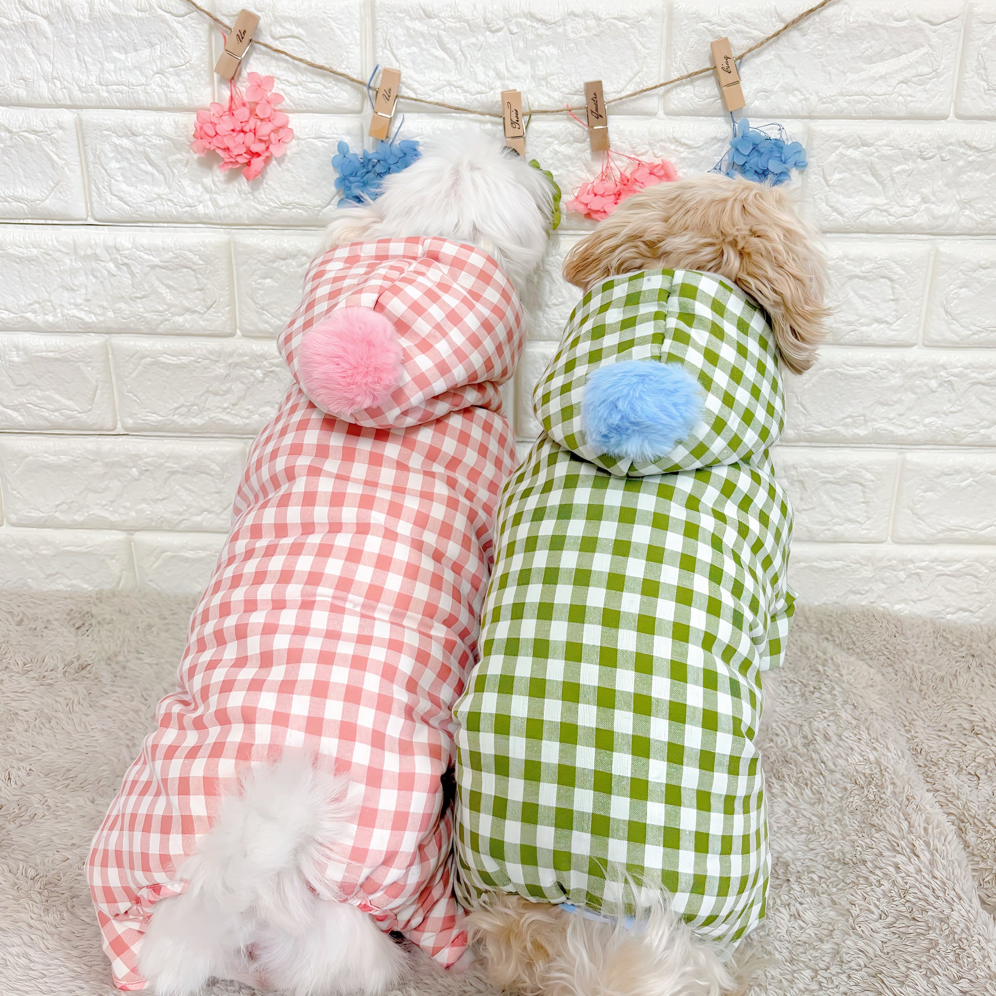 秋冬向けの犬用洋服、内側ふわふわ素材で暖かいギンガムチェック柄ドッグウェア。防寒・汚れ防止・抜け毛対策◎。ポンポン付きデザインが可愛く、小型犬にも最適な一着。