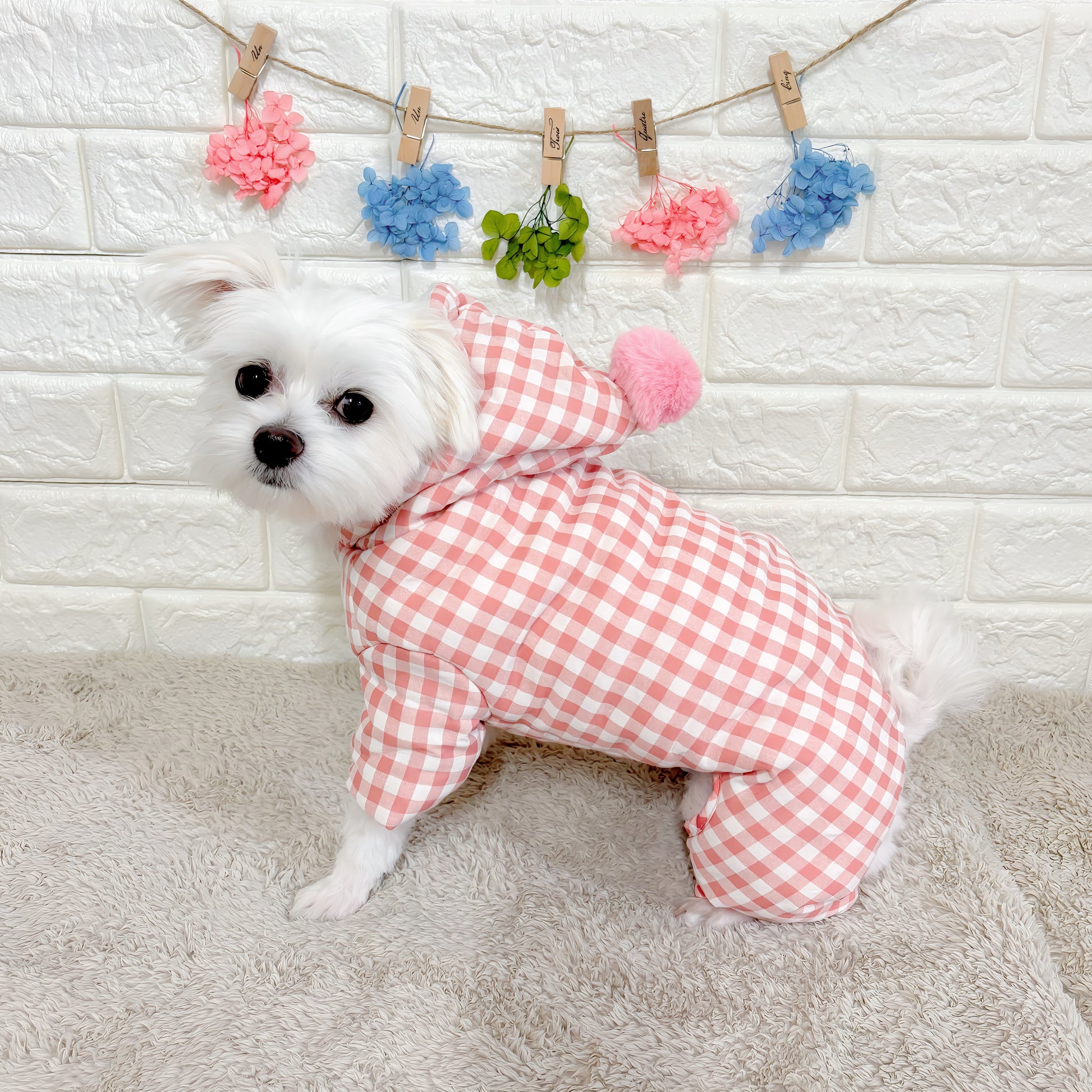 秋冬向けの犬用洋服、内側ふわふわ素材で暖かいギンガムチェック柄ドッグウェア。防寒・汚れ防止・抜け毛対策◎。ポンポン付きデザインが可愛く、小型犬にも最適な一着。