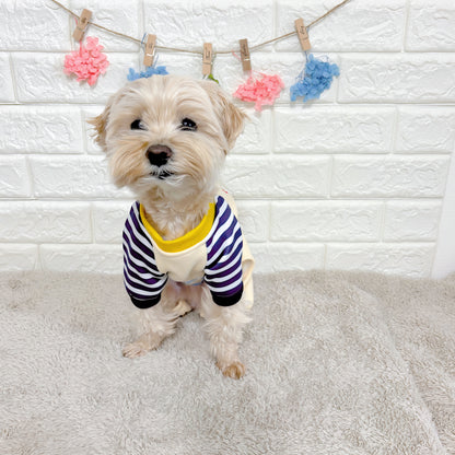 春・秋向けの犬用洋服、おしゃれで可愛いボーダーデザインのドッグウェア。防寒・汚れ防止・抜け毛対策◎。後ろボタン仕様で着脱簡単、小型犬にも快適なロンパース型デザイン。