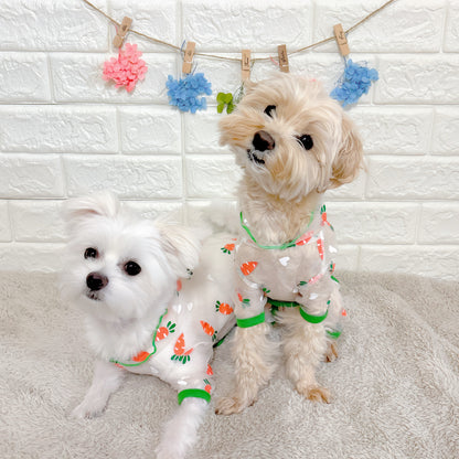 春夏向けの犬用洋服、可愛いにんじん柄のメッシュ生地ドッグウェア。通気性抜群で涼しく快適、虫よけ・汚れ防止・抜け毛対策にも最適な小型犬向けロンパース。