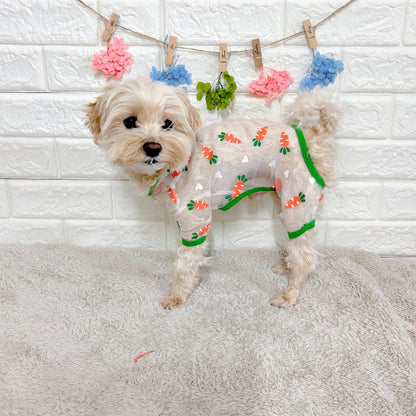 春夏向けの犬用洋服、可愛いにんじん柄のメッシュ生地ドッグウェア。通気性抜群で涼しく快適、虫よけ・汚れ防止・抜け毛対策にも最適な小型犬向けロンパース。