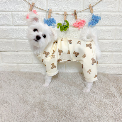 春・秋向けの犬用洋服、くまさん柄の可愛いドッグウェア。肌に優しい綿素材で、汚れ防止・防蚊対策・抜け毛対策にも最適なロンパース型パジャマ。