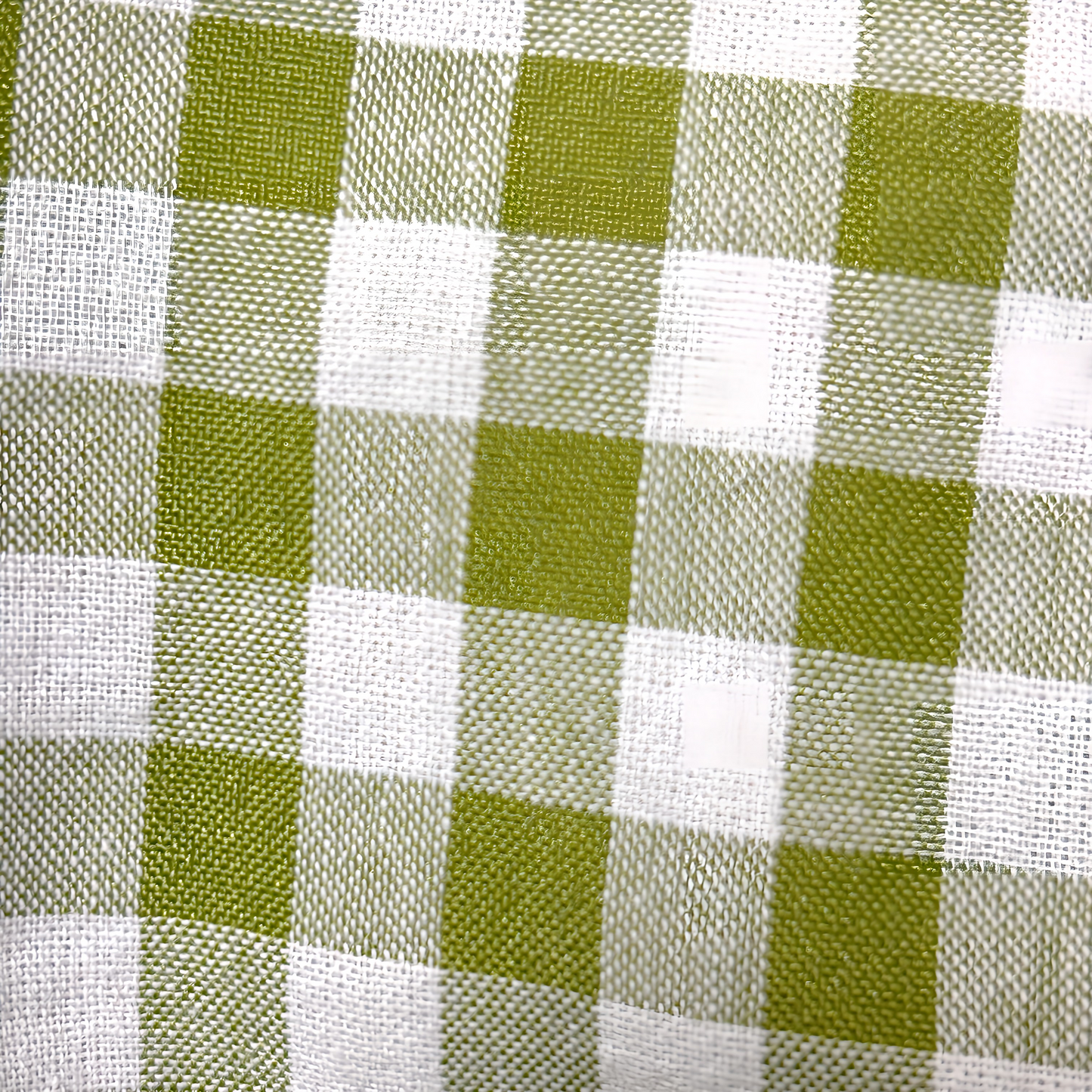 秋冬向けの犬用洋服、内側ふわふわ素材で暖かいギンガムチェック柄ドッグウェア。防寒・汚れ防止・抜け毛対策◎。ポンポン付きデザインが可愛く、小型犬にも最適な一着。