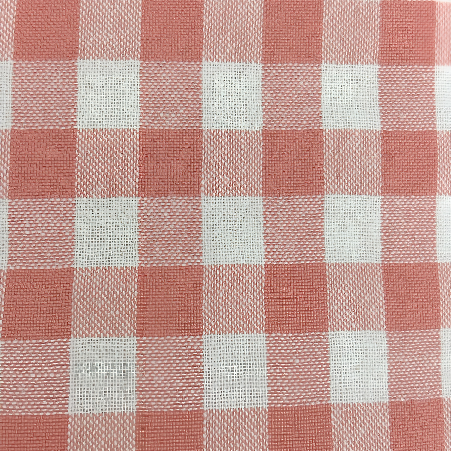 秋冬向けの犬用洋服、内側ふわふわ素材で暖かいギンガムチェック柄ドッグウェア。防寒・汚れ防止・抜け毛対策◎。ポンポン付きデザインが可愛く、小型犬にも最適な一着。