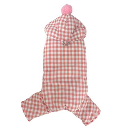秋冬向けの犬用洋服、内側ふわふわ素材で暖かいギンガムチェック柄ドッグウェア。防寒・汚れ防止・抜け毛対策◎。ポンポン付きデザインが可愛く、小型犬にも最適な一着。