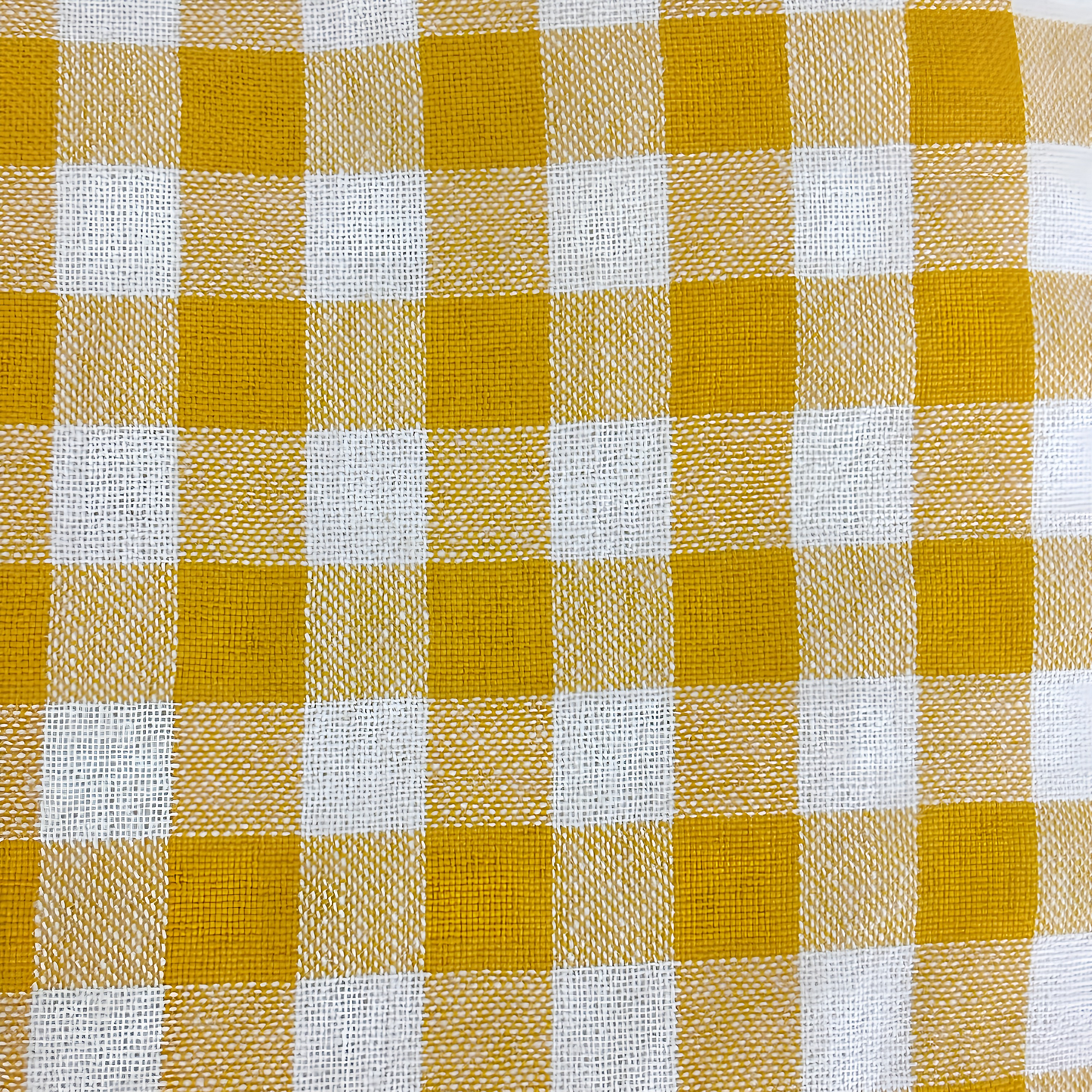 秋冬向けの犬用洋服、内側ふわふわ素材で暖かいギンガムチェック柄ドッグウェア。防寒・汚れ防止・抜け毛対策◎。ポンポン付きデザインが可愛く、小型犬にも最適な一着。