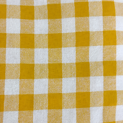 秋冬向けの犬用洋服、内側ふわふわ素材で暖かいギンガムチェック柄ドッグウェア。防寒・汚れ防止・抜け毛対策◎。ポンポン付きデザインが可愛く、小型犬にも最適な一着。