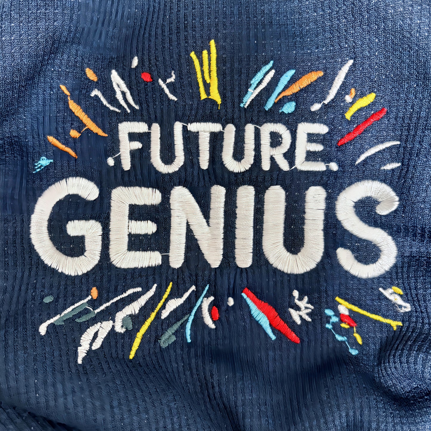 「秋冬向けの犬用洋服、おしゃれなオーバーオール風ドッグウェア。暖か素材で防寒対策◎。汚れ防止＆抜け毛対策にも最適。前ボタン仕様で着脱簡単な小型犬向けデザイン。