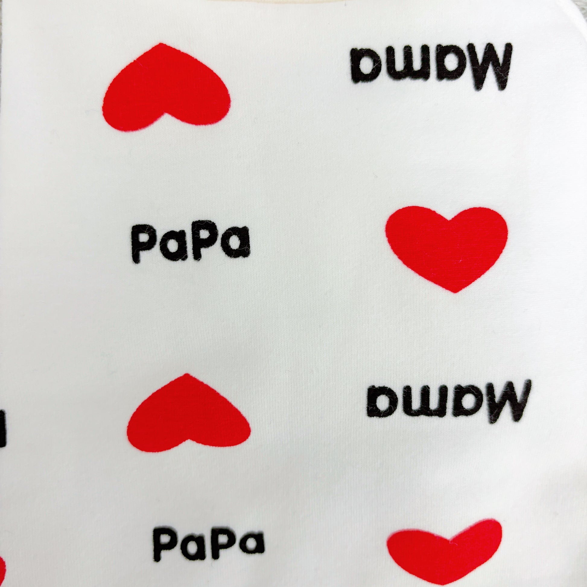 春・夏・秋向けの犬用洋服、おしゃれで可愛い赤いハート柄ドッグウェア。紫外線対策・汚れ防止・抜け毛対策◎。伸縮性があり着脱簡単。小型犬にも快適な着心地で部屋着やお出かけにも最適。