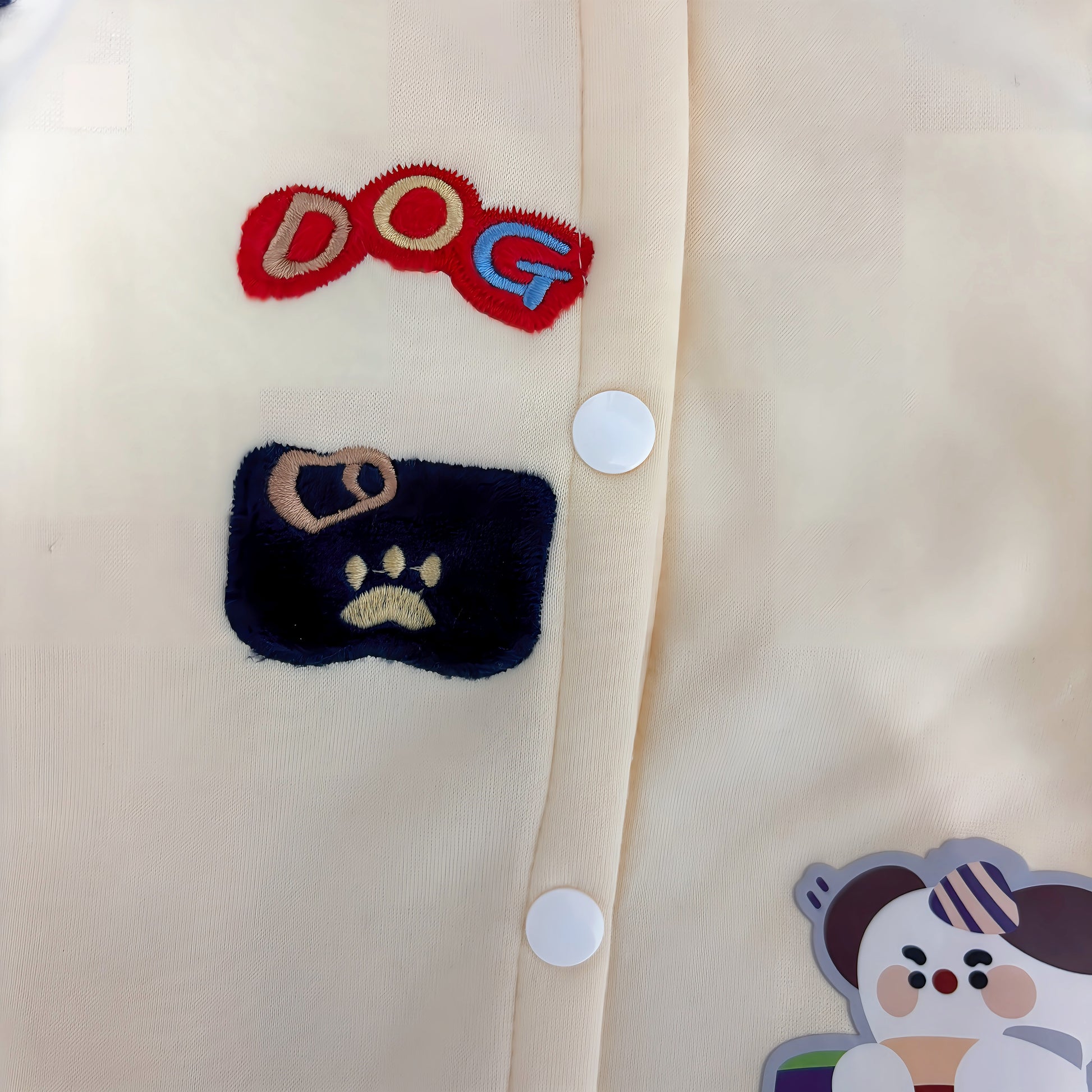 春・秋向けの犬用洋服、おしゃれで可愛いボーダーデザインのドッグウェア。防寒・汚れ防止・抜け毛対策◎。後ろボタン仕様で着脱簡単、小型犬にも快適なロンパース型デザイン。