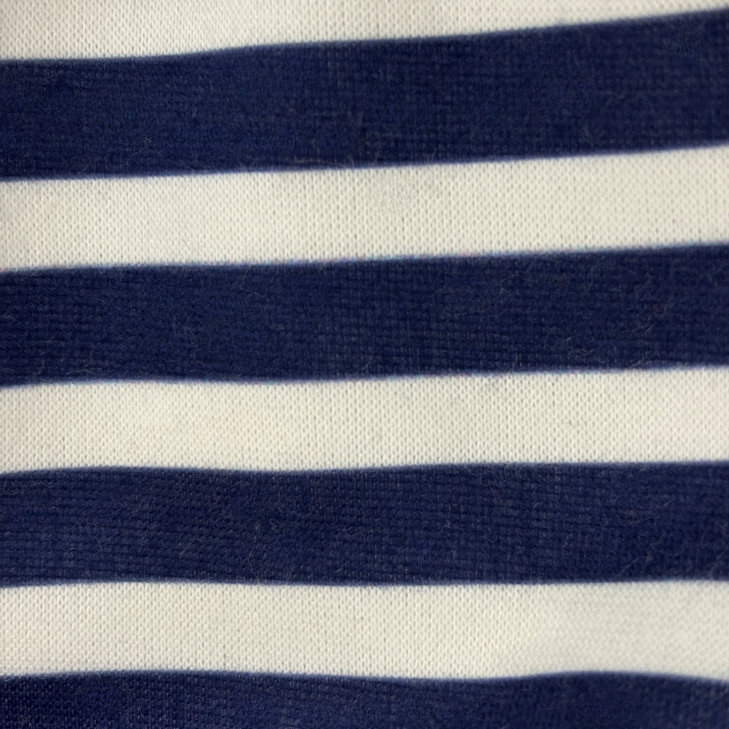 春・秋向けの犬用洋服、おしゃれで可愛いボーダーデザインのドッグウェア。防寒・汚れ防止・抜け毛対策◎。後ろボタン仕様で着脱簡単、小型犬にも快適なロンパース型デザイン。