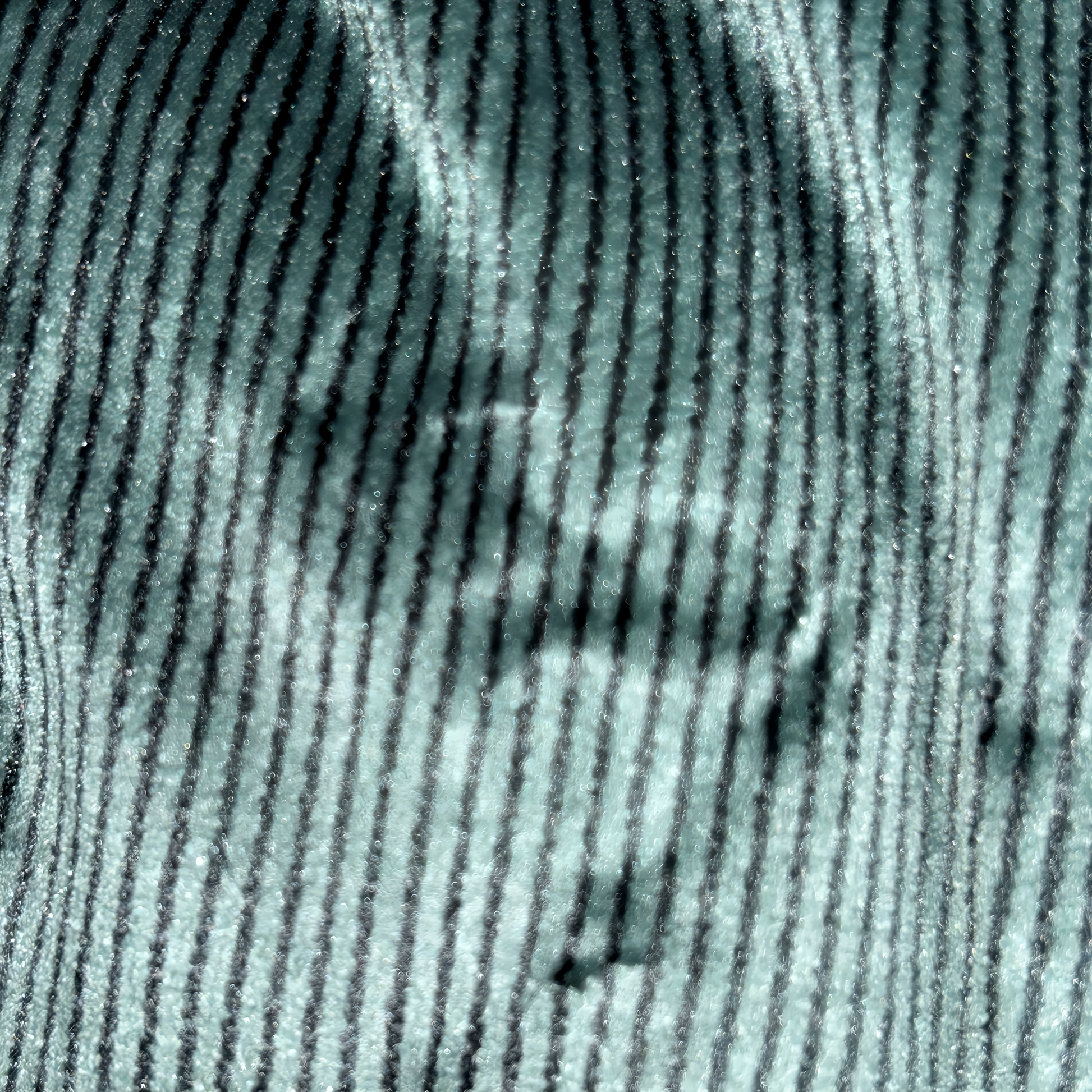 秋冬向けの犬用洋服、暖かいコーデュロイ素材のおしゃれなドッグウェア。防寒・汚れ防止・抜け毛対策に最適。前ボタン仕様で着脱簡単、小型犬にもおすすめ。