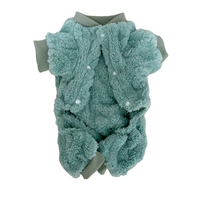 秋冬向けの犬用洋服、ふわふわで温かいケーブルニット風ドッグウェア。防寒・汚れ防止・抜け毛対策◎。伸縮性があり着脱簡単。おしゃれで可愛いデザイン＆選べる3色展開、小型犬にも最適。