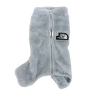 冬向けの犬用洋服、もこもこフリース素材の暖かいドッグウェア。小型犬にも最適な防寒ロンパース。背中チャックで着脱簡単、おしゃれで可愛いデザイン。