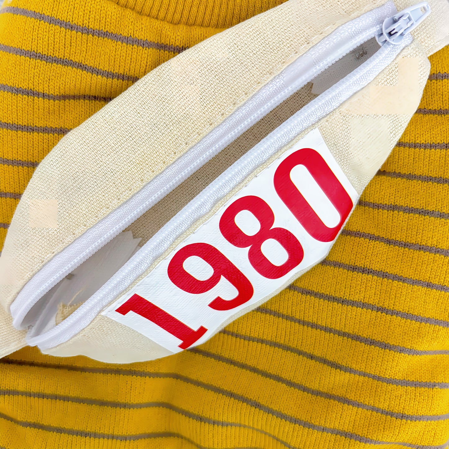 秋冬向けの犬用洋服、ふわふわで暖かいウエストポーチ付きドッグウェア。防寒・汚れ防止・抜け毛対策◎。前ボタン仕様で着脱簡単、小型犬にも快適なおしゃれなデザイン。