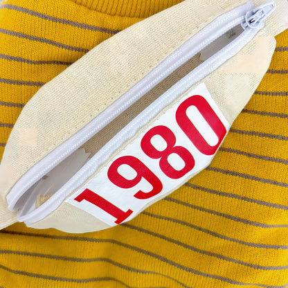 秋冬向けの犬用洋服、ふわふわで暖かいウエストポーチ付きドッグウェア。防寒・汚れ防止・抜け毛対策◎。前ボタン仕様で着脱簡単、小型犬にも快適なおしゃれなデザイン。